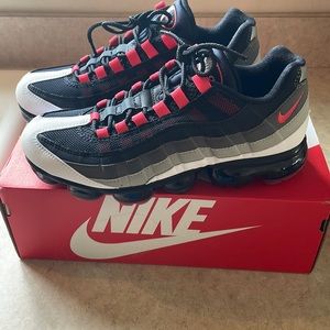 Nike Men’s Vapormax ‘95. Men’s size 8 New never worn.